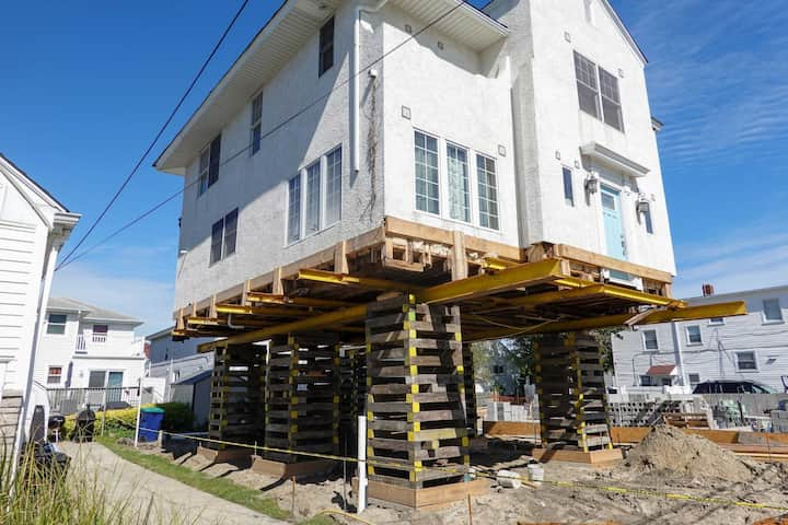 Located in Shreveport, Louisiana, we are a company that specializes in house lifting, small distance house moving, piles and foundations.